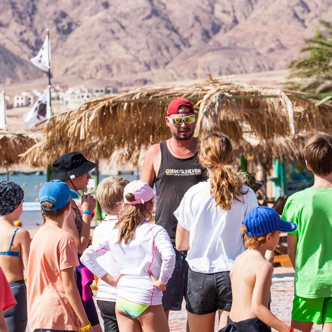 Тренер с участниками детского лагеря WindSurfKids в Дахабе