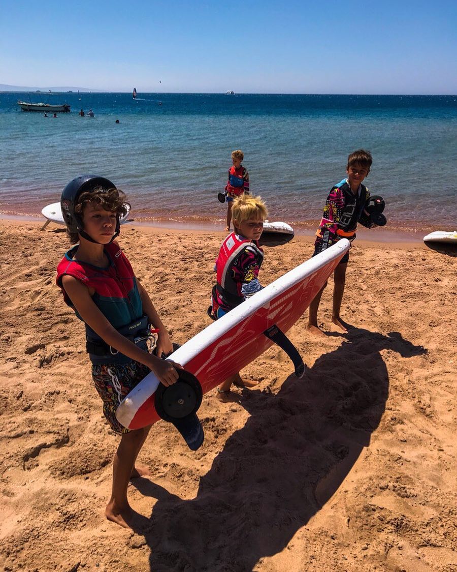 Участники WindSurfKids готовят оборудование на берегу