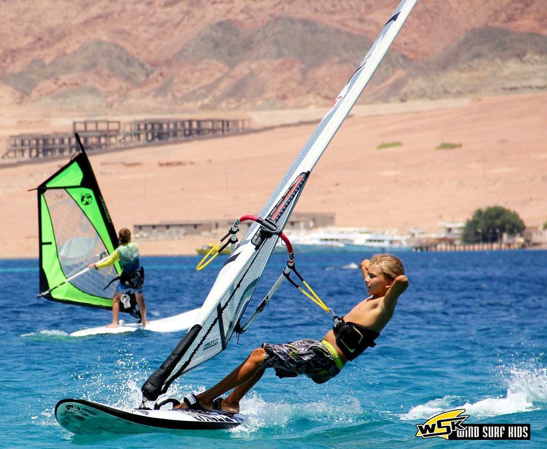 Юный спортсмен WindSurfKids на виндсёрфе