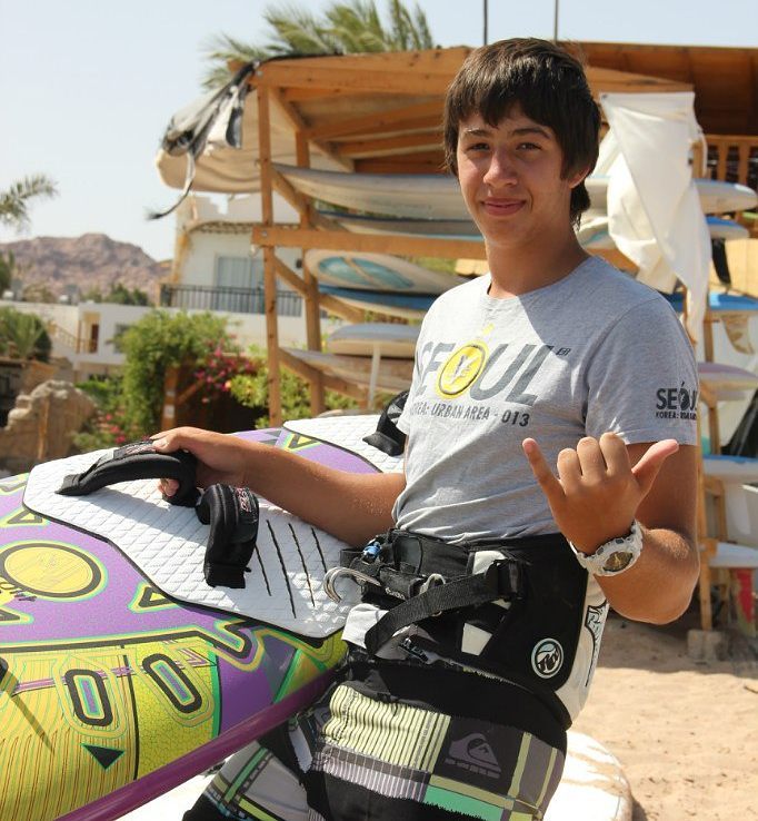 Участник WindSurfKids со снаряжением на станции в Дахабе
